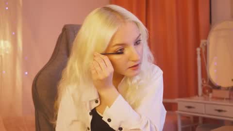 Snapshot of violamore chatting on 05-19-26, 05:30 violamore online show from 05-19-26, 05:30