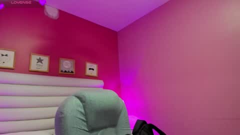 Snapshot of violet_sinclair chatting on 04-21-26, 11:27 violet_sinclair online show from 04-21-26, 11:27