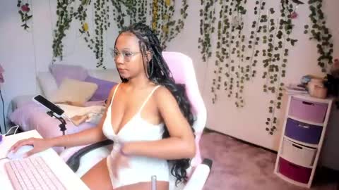 Snapshot of violeta_miler_ chatting on 05-30-26, 05:32 Violeta online show from 05-30-26, 05:32