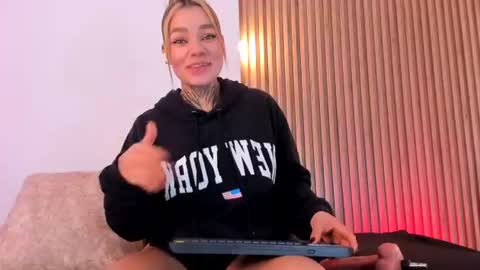 Snapshot of violeta_queen11 chatting on 06-08-26, 02:06 Violeta online show from 06-08-26, 02:06