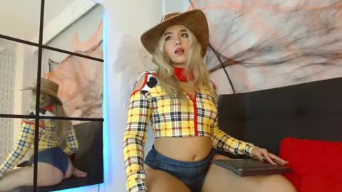 Snapshot of violetarainn chatting on 10-31-25, 12:17 Violeta online show from 10-31-25, 12:17