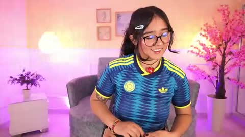 Snapshot of violetjonesx chatting on 06-11-26, 11:41 violetjonesx online show from 06-11-26, 11:41