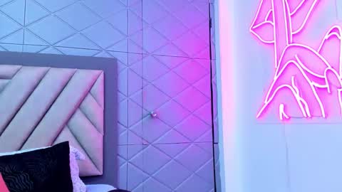 Snapshot of violetrousse chatting on 01-29-25, 03:37 Violet Rousse online show from 01-29-25, 03:37