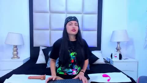 Snapshot of violetrousse chatting on 02-16-25, 12:32 Violet Rousse online show from 02-16-25, 12:32