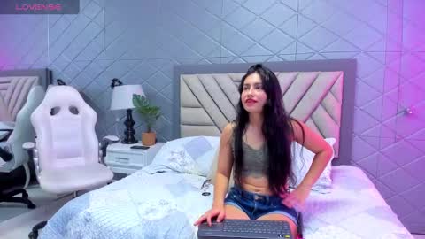 Snapshot of violetrousse chatting on 02-20-25, 01:40 Violet Rousse online show from 02-20-25, 01:40