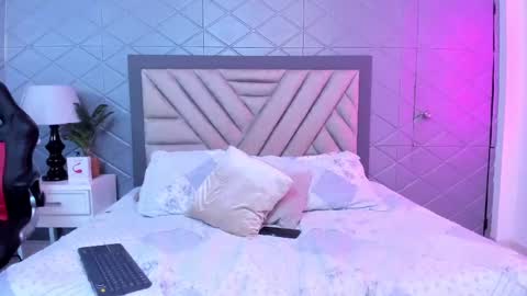 Snapshot of violetrousse chatting on 02-25-25, 12:45 Violet Rousse online show from 02-25-25, 12:45