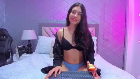 Snapshot of violetrousse chatting on 10-17-25, 03:14 Violet Rousse online show from 10-17-25, 03:14