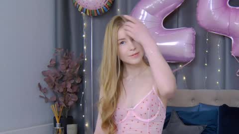 Snapshot of violetswone chatting on 01-16-25, 05:42 VioletSwone online show from 01-16-25, 05:42