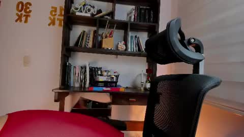 Snapshot of violett_red chatting on 06-18-26, 04:02 Violeta online show from 06-18-26, 04:02