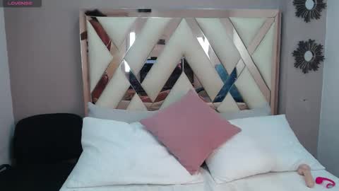 V I O L E T T E  online show from 02-15-26, 04:47