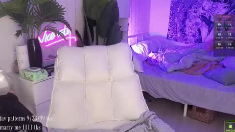 Snapshot of violetvio1ator chatting on 09-22-25, 05:09 Dommy mommy online show from 09-22-25, 05:09
