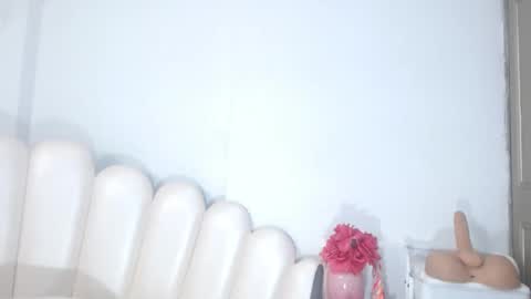 Snapshot of violetxia_ chatting on 05-13-26, 06:33 violetxia_ online show from 05-13-26, 06:33