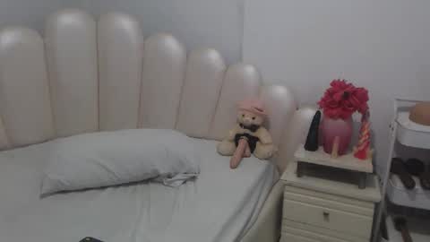 Snapshot of violetxia_ chatting on 05-20-26, 05:02 violetxia_ online show from 05-20-26, 05:02