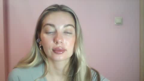 Snapshot of viraya chatting on 07-28-26, 12:01 emma online show from 07-28-26, 12:01