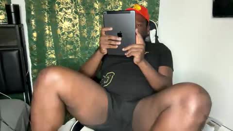 Elle Hood online show from 11-18-25, 03:12