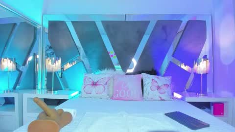 Snapshot of vivian_monroe chatting on 02-13-26, 10:11 Vivian Monroe online show from 02-13-26, 10:11