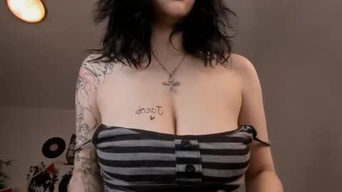 vivian_qwerty online show from 01-18-25, 07:17