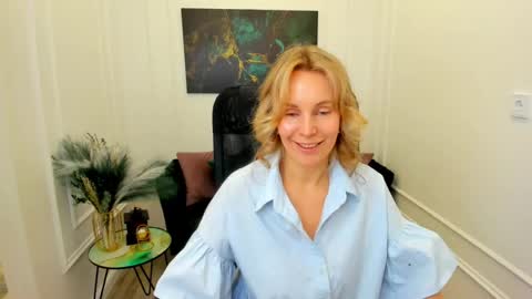 Snapshot of vivianlirei chatting on 05-15-26, 04:52 Sinti online show from 05-15-26, 04:52