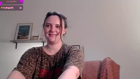 Snapshot of vivianmarble chatting on 06-20-26, 10:12 Lela online show from 06-20-26, 10:12