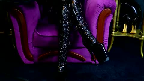 Vivian Reeve online show from 10-30-25, 02:40