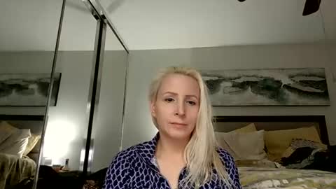 Snapshot of vivians_roses chatting on 07-02-26, 03:40 Vivians Roses online show from 07-02-26, 03:40