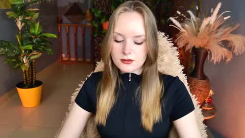 Snapshot of vivienleeigh chatting on 05-13-26, 05:16 Vivien online show from 05-13-26, 05:16