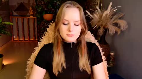 Snapshot of vivienleeigh chatting on 05-15-26, 05:47 Vivien online show from 05-15-26, 05:47