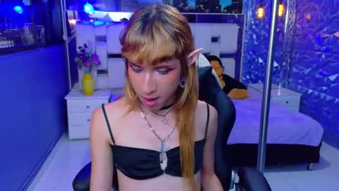 Snapshot of vivienne_hadid chatting on 05-25-26, 12:16 vivienne hadid online show from 05-25-26, 12:16