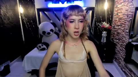 vivienne hadid online show from 06-26-26, 04:33