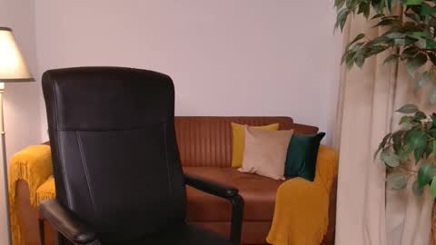 Vivienne online show from 10-15-25, 04:18