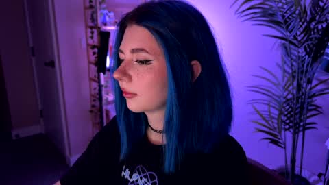 Polly  Online mostly at 9pm-2am UK Time online show from 12-17-25, 07:09