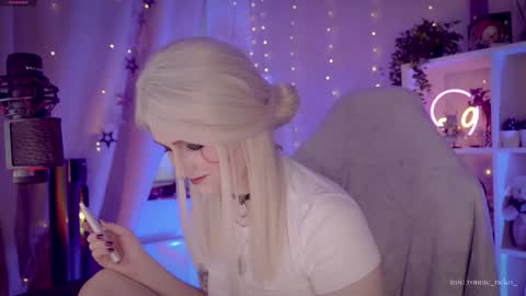 Snapshot of vronnier chatting on 09-14-25, 04:06 vronnier online show from 09-14-25, 04:06