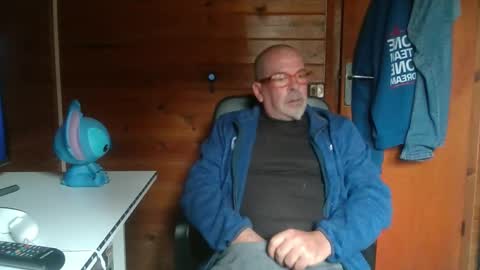 Snapshot of vuda77 chatting on 03-08-25, 10:43 oscar online show from 03-08-25, 10:43