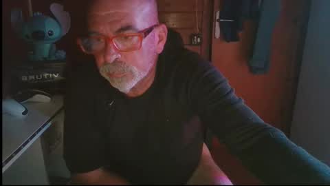 Snapshot of vuda77 chatting on 10-09-25, 10:41 oscar online show from 10-09-25, 10:41