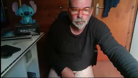 Snapshot of vuda77 chatting on 10-18-25, 12:17 oscar online show from 10-18-25, 12:17