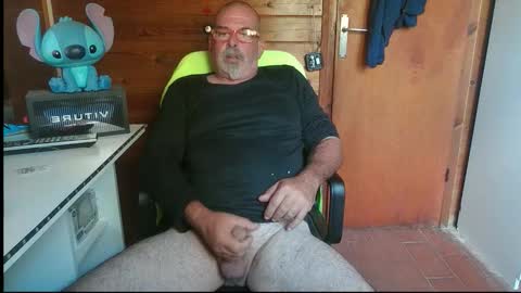 Snapshot of vuda77 chatting on 10-26-25, 01:28 oscar online show from 10-26-25, 01:28