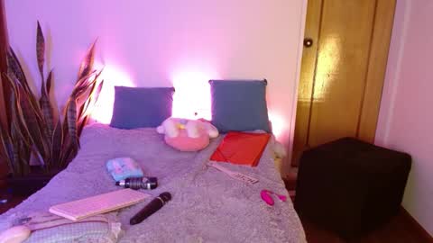 Snapshot of w_kittycat chatting on 09-23-25, 06:05 kitty SUPORT ME AND MY BABY SINGLE MOMY online show from 09-23-25, 06:05