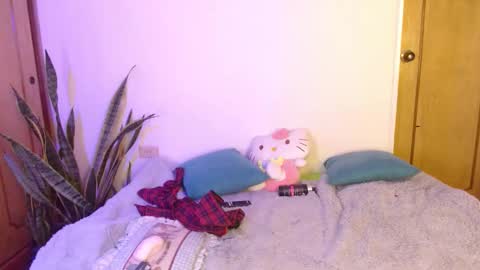 Snapshot of w_kittycat chatting on 10-03-25, 05:21 kitty SUPORT ME AND MY BABY SINGLE MOMY online show from 10-03-25, 05:21