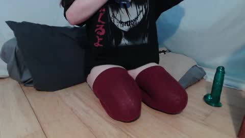 Snapshot of wacky_weirdo chatting on 10-30-25, 11:22 Rose online show from 10-30-25, 11:22