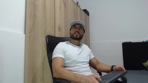 Snapshot of walter_brownn01 chatting on 10-30-25, 02:51 WALTER BROWN online show from 10-30-25, 02:51