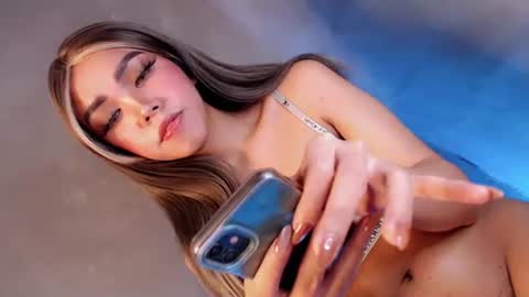 Snapshot of water_lily28 chatting on 09-18-25, 05:09 Isla Fox online show from 09-18-25, 05:09