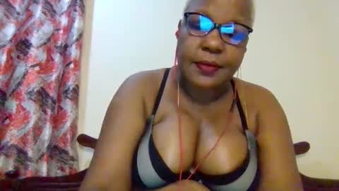 Snapshot of weaverbird25 chatting on 02-13-26, 10:06 weaverbird25 online show from 02-13-26, 10:06