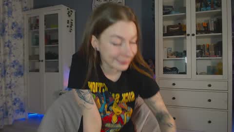 Snapshot of weed_princesss chatting on 01-28-25, 12:22 moon online show from 01-28-25, 12:22