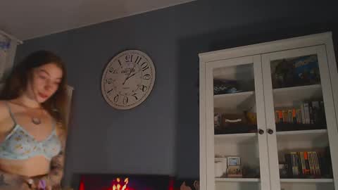 Snapshot of weed_princesss chatting on 02-11-25, 03:18 moon online show from 02-11-25, 03:18