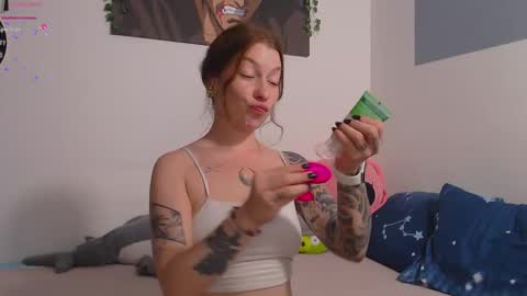 Snapshot of weed_princesss chatting on 09-14-25, 12:59 moon online show from 09-14-25, 12:59