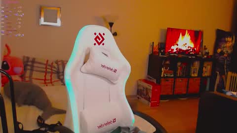 Snapshot of weed_princesss chatting on 11-19-25, 11:27 moon online show from 11-19-25, 11:27