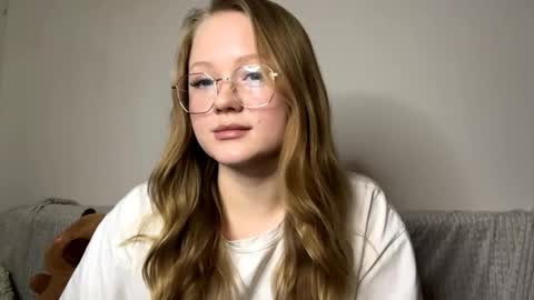 Snapshot of weicauley chatting on 11-27-25, 05:04 Elise online show from 11-27-25, 05:04