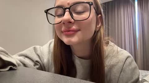 Snapshot of wendolynconverse chatting on 03-09-26, 09:35 emilia online show from 03-09-26, 09:35