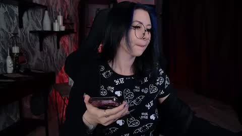 little girl who is always rightLisa online show from 11-30-25, 01:20