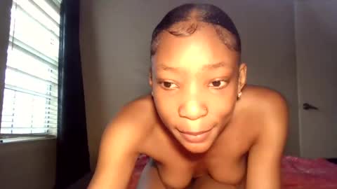 Snapshot of wetkyliecreams chatting on 02-10-25, 06:35 Kylie online show from 02-10-25, 06:35
